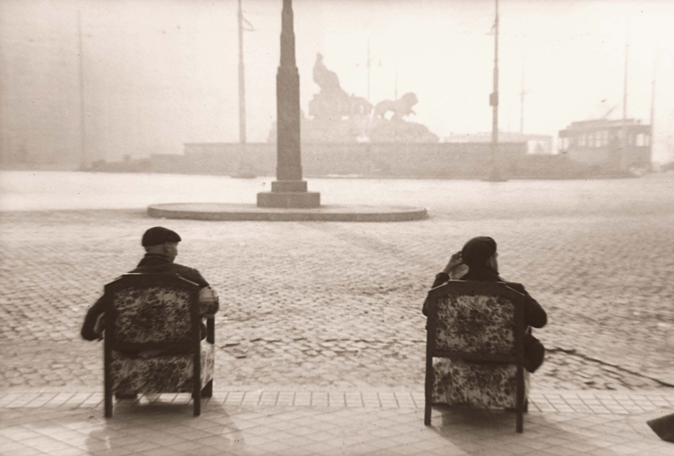 Fotos antiguas: Contemplando la Cibeles (1944)