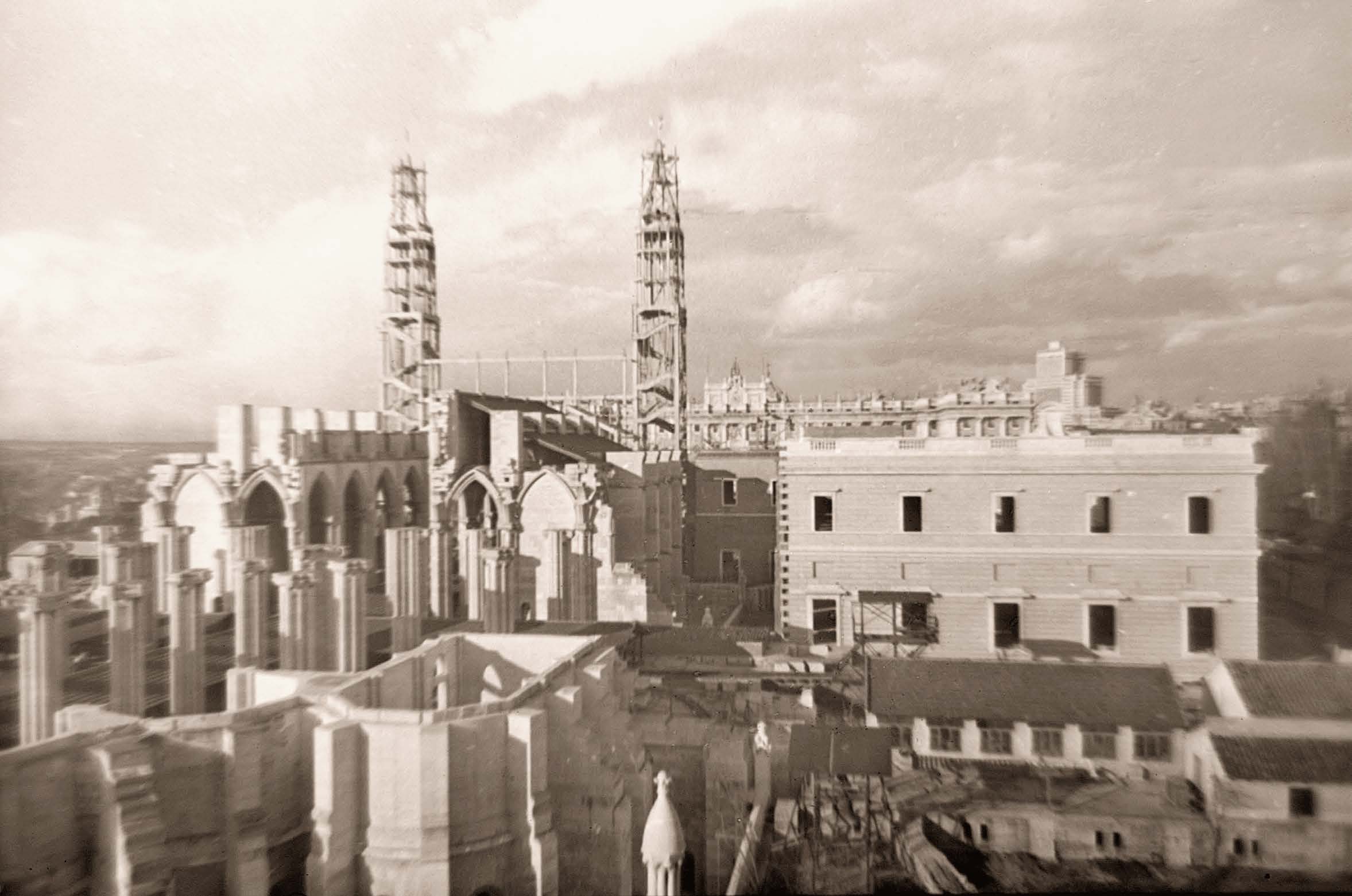 Obras en la Catedral de la Almudena, 1956. Madrid